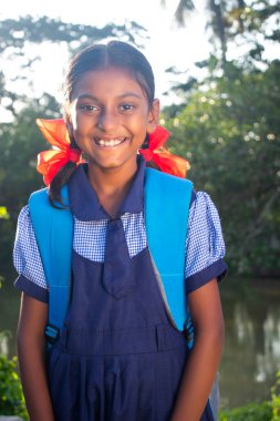 Gülümseyen Hintli Kırsal Okul Kızı Kameraya bakıyor