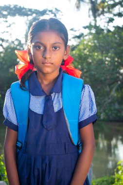 Hintli Kırsal Okul Kızı Kameraya Bakıyor