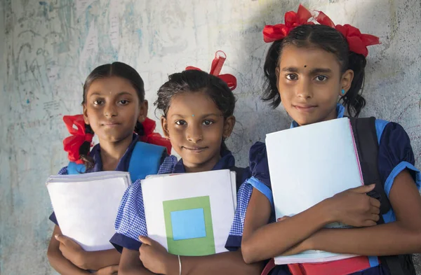 Indian Rural School Girls Holding Książek Stojących Szkole — Zdjęcie stockowe