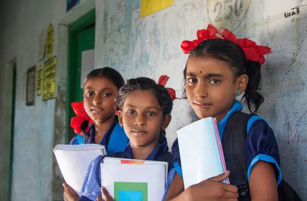 Indian Rural School Girls Holding Książek Stojących Szkole — Zdjęcie stockowe