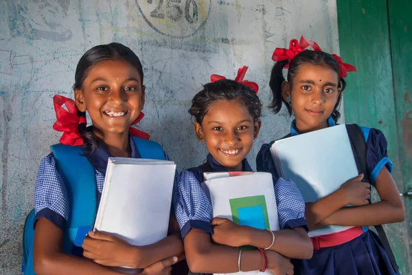 Indian Rural School Girls Holding Książek Stojących Szkole — Zdjęcie stockowe