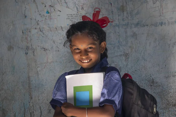 Indian Rural School Girl Holding Książek Stojących Szkole — Zdjęcie stockowe