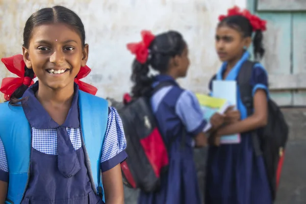 Indian Rural School Dziewcząt Stojących Szkole — Zdjęcie stockowe