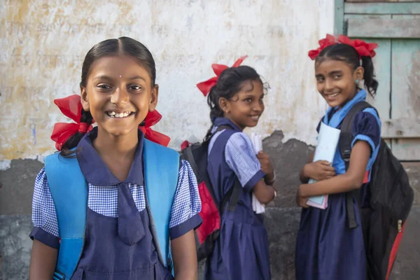 Дівчата Індійської Сільської Школи Стоять Школі — стокове фото