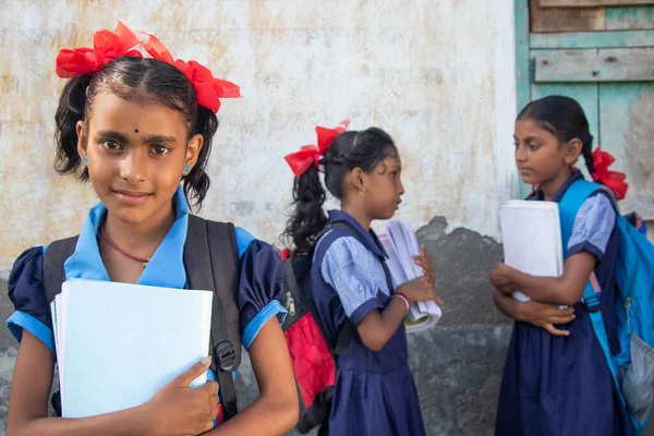 Hintli Kırsal Okul Kızları Okulda Duran Kitapları Tutuyor