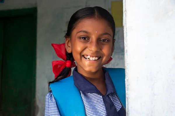Портрет Сільської Школярки Усміхаючись Стоячи Школі — стокове фото