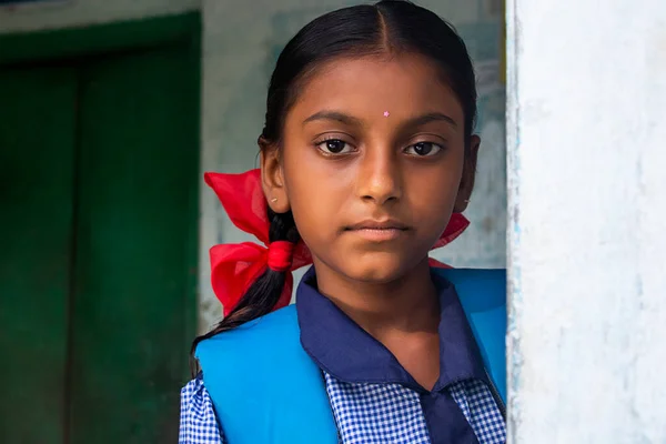 Portré Egy Vidéki Iskolás Lányról Iskolában — Stock Fotó