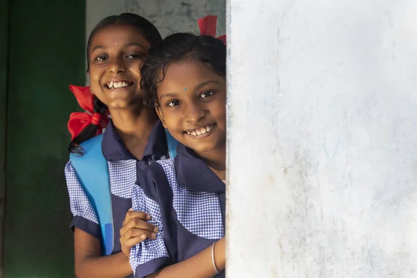 Портрет Сільських Школярів Які Посміхаються Стоять Школі — стокове фото