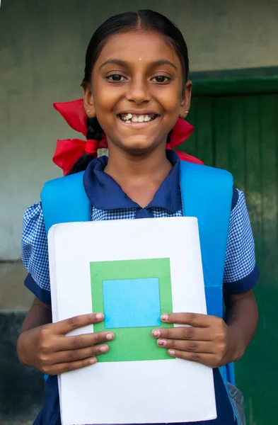 Sorrindo Indiana Rural Escola Menina Segurando Notebook Escola — Fotografia de Stock