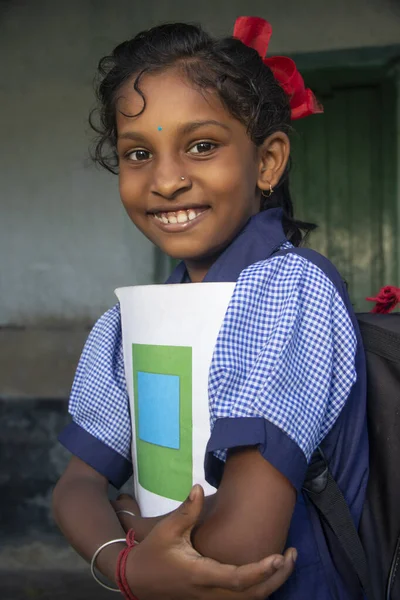 Widok Boku Uśmiechnięty Indian Rural School Girl Gospodarstwa Notatnik Szkole — Zdjęcie stockowe
