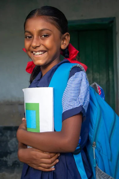 Widok Boku Uśmiechnięty Indian Rural School Girl Gospodarstwa Notatnik Szkole — Zdjęcie stockowe