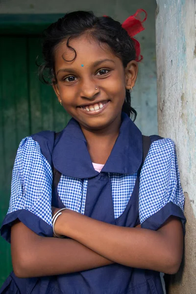 Uśmiechnięta Indyjska Wiejska Dziewczyna Stojąca Szkole — Zdjęcie stockowe