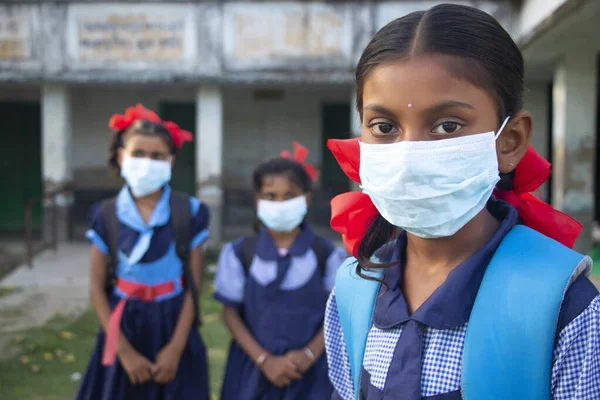 Okulda maskeli üç Hintli Kırsal Okul Kızı