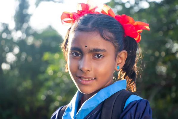 Indian Wiejskiej Szkoły Dziewczyna Patrząc Aparat — Zdjęcie stockowe