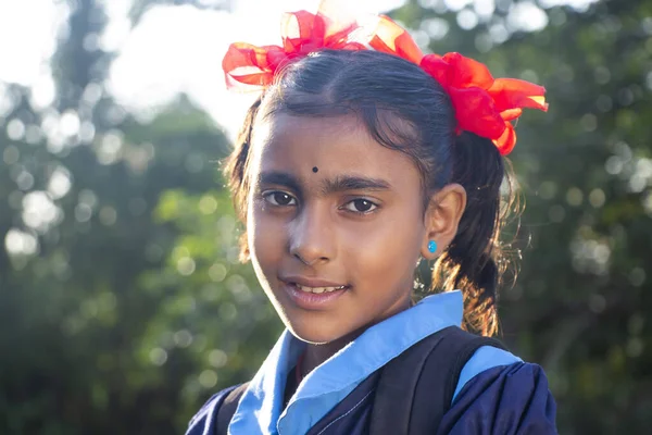 Hintli Kırsal Okul Kızı Kameraya Bakıyor