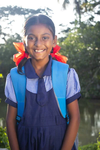 Uśmiechnięty Indyjski Wiejski Szkoła Dziewczyna Patrząc Aparat — Zdjęcie stockowe