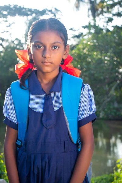 Indian Wiejskiej Szkoły Dziewczyna Patrząc Aparat — Zdjęcie stockowe