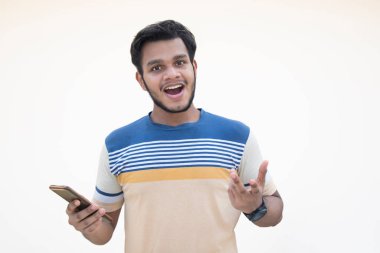 Cep telefonu tutan şaşırmış genç adamın portresi