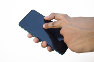 Beyaz arka plana karşı akıllı telefon bulunduran kişinin orta bölümü