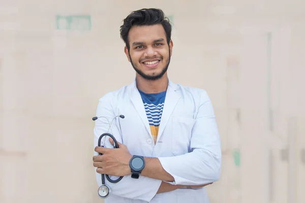 Médico Masculino Sorrindo Segurando Estetoscópio — Fotografia de Stock