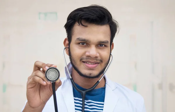 Tıp doktoru ve steteskop el ele verip ikon tıbbi ağ bağlantısına dokunuyor