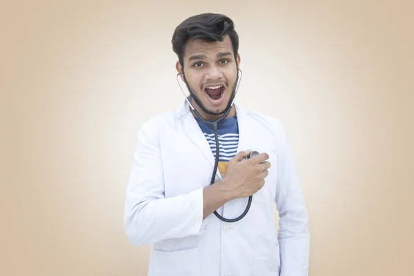 Doktor Poslouchá Vlastní Srdeční Tep Stetoskopem — Stock fotografie