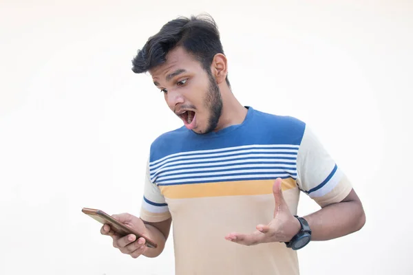 Portrét Překvapeného Mladého Muže Držícího Mobilní Telefon — Stock fotografie