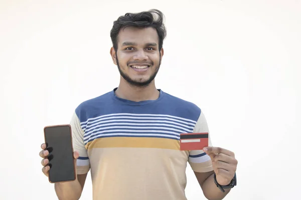 Egy Fiatalember Kezében Hitelkártyával Mobiltelefonnal — Stock Fotó