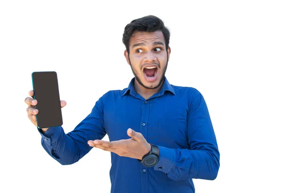 Genç bir adam elindeki Mobil 'e doğru bakıyor.