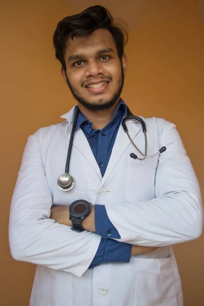 Médico Masculino Sorriso Com Estetoscópio Dobrado Mãos Cruzadas — Fotografia de Stock