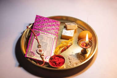 Rakshabandhan için dekoratif bir thali 'de saklıyordu.