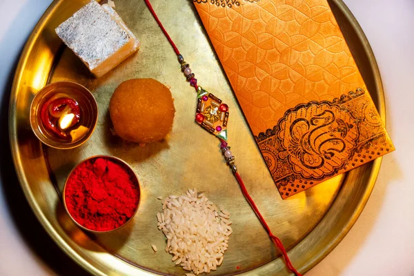 Rakshabandhan için dekoratif bir thali 'de saklıyordu.
