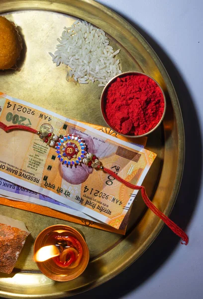 Rakshabandhan için dekoratif bir thali 'de saklıyordu.