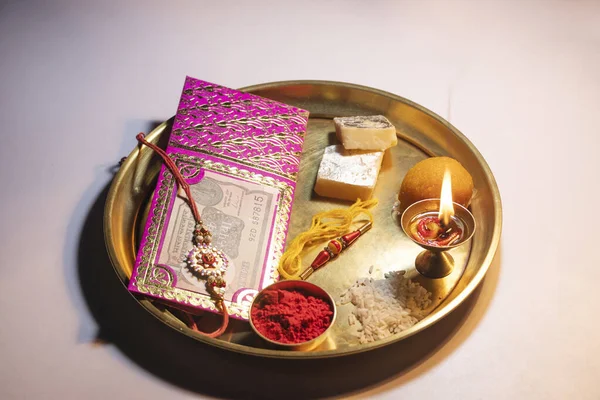 Rakshabandhan için dekoratif bir thali 'de saklıyordu.
