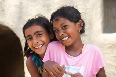 Kucaklaşan iki kırsal kızın portresi