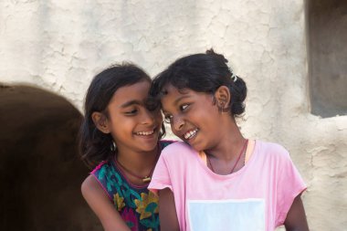 Kucaklaşan iki kırsal kızın portresi