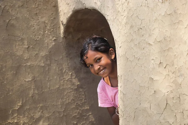 Indian Wiejskie Dziewczyna Zerka Earthen Ściany — Zdjęcie stockowe