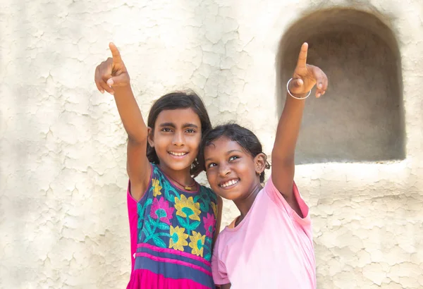 Kırsal kesimden genç bir kız yukarı bakıyor