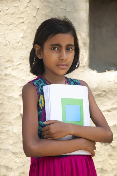 Elinde kitap tutan Hintli kırsal kız.