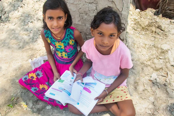 Dwie Indyjskie Wiejskie Dziewczyny Czytające Książkę Domu — Zdjęcie stockowe