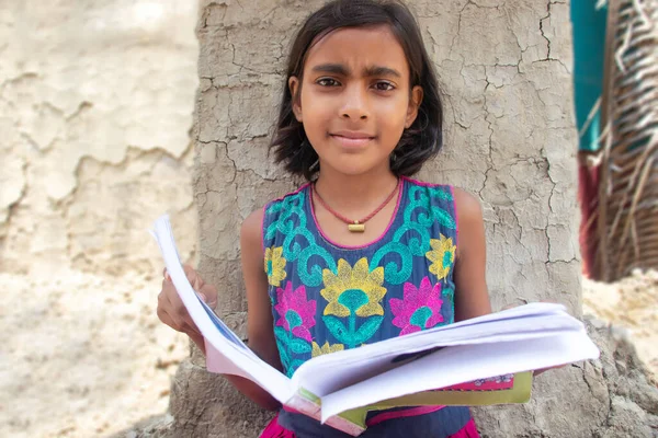 Indian Wiejskich Dziewczyna Czytania Książki Domu — Zdjęcie stockowe