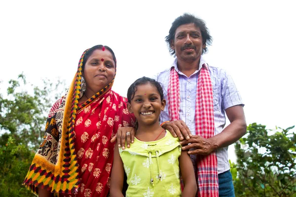 3名印第安农民家长和女儿起立 免版税图库照片