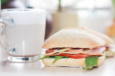 Peynirli mayonez salatasıyla çok lezzetli bir sandviç! Kahvaltı için harika.