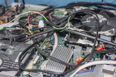 Karışık kablolar ve şarj eden kablolar