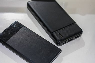 Güç bankası beyaz masada