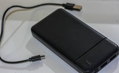 Güç bankası beyaz masada