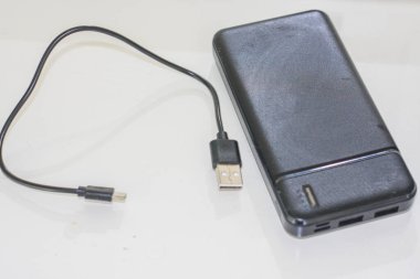 Karışık kablolar ve şarj eden kablolar