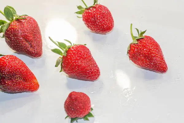 许多成熟的红色草莓放在白色的背景上 — 图库照片
