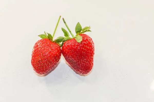 Veel Rode Rijpe Lekkere Aardbeien Liggen Een Witte Achtergrond — Stockfoto
