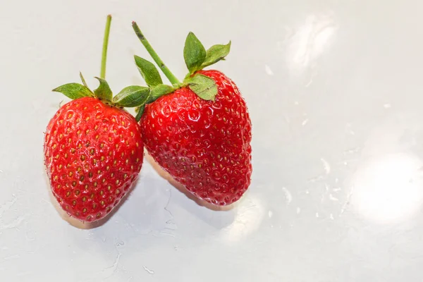 许多成熟的红色草莓放在白色的背景上 — 图库照片